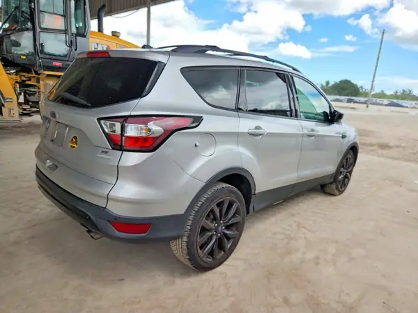 1FMCU0GD1HUD03475 — 2017 Ford Escape, фото 3 с аукциона Copart 06.10.2026, Мелкие вмятины и царапины