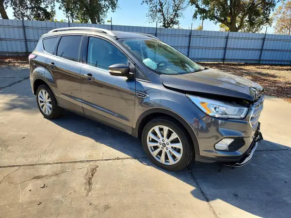 1FMCU9J90HUA15259 — 2017 Ford Escape, фото 4 с аукциона Copart, Передняя часть