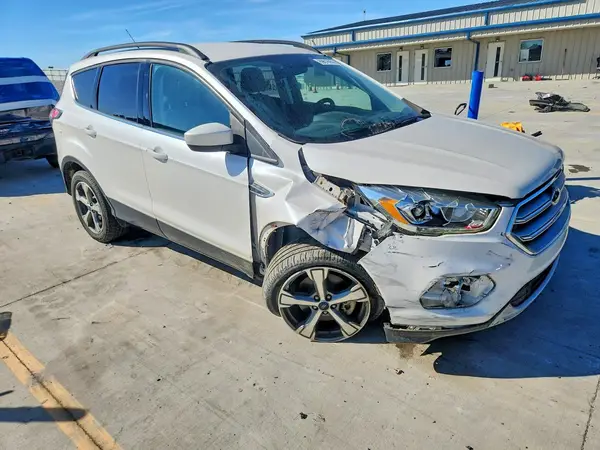1FMCU0G99HUA78749 — 2017 Ford Escape, фото 4 с аукциона Copart, Передняя часть