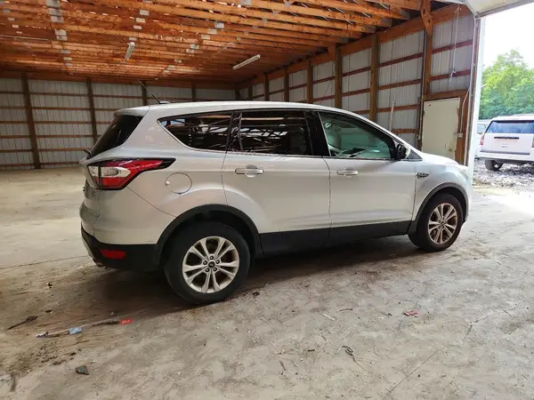 1FMCU9GD7HUD81019 — 2017 Ford Escape, фото 3 с аукциона Copart 15.10.2026, Мелкие вмятины и царапины