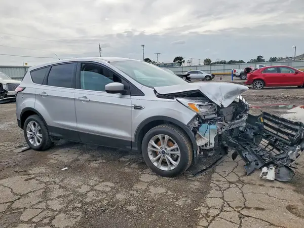1FMCU0GD5HUE02767 — 2017 Ford Escape, фото 4 с аукциона Copart, Передняя часть