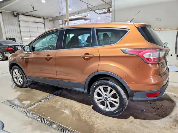 1FMCU9G99HUB04688 — 2017 Ford Escape, фото 2 с аукциона Copart, Передняя часть
