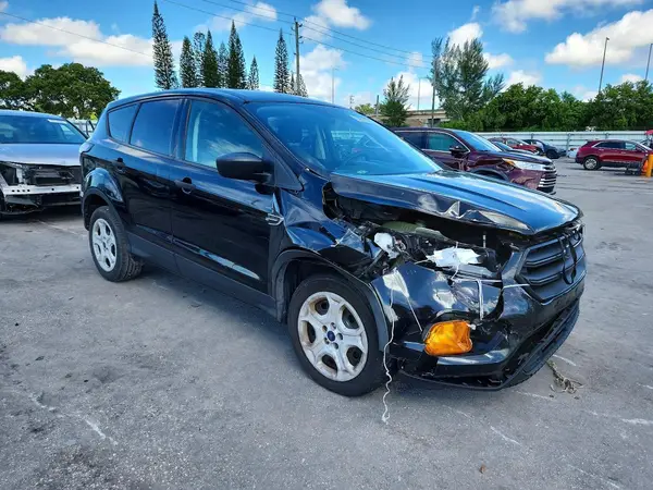 1FMCU0F71HUD71044 — 2017 Ford Escape, фото 4 с аукциона Copart, Передняя часть