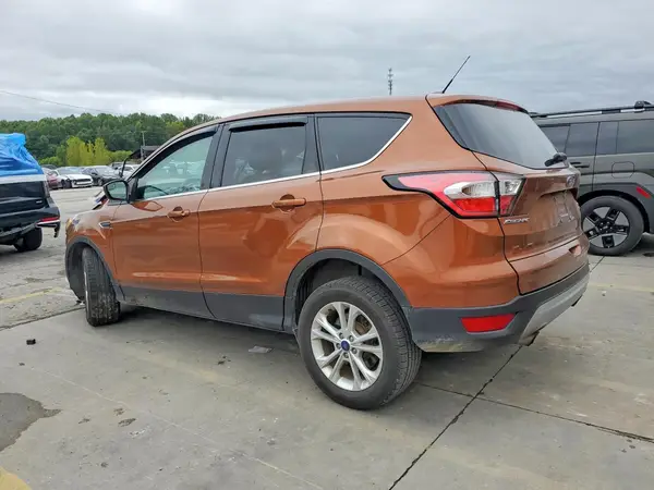 1FMCU0GD0HUC22855 — 2017 Ford Escape, фото 2 с аукциона Copart, Передняя часть
