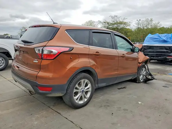 1FMCU0GD0HUC22855 — 2017 Ford Escape, фото 3 с аукциона Copart, Передняя часть