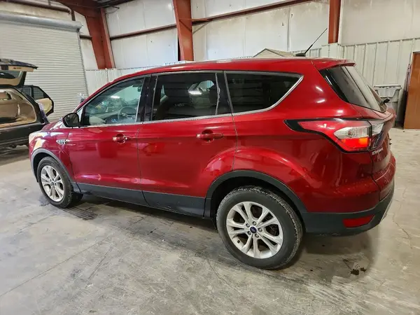 1FMCU0GD0HUE89882 — 2017 Ford Escape, фото 2 с аукциона Copart 05.10.2026, Мелкие вмятины и царапины