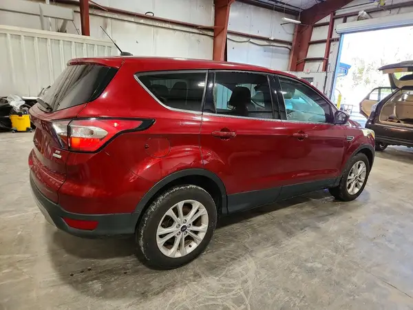 1FMCU0GD0HUE89882 — 2017 Ford Escape, фото 3 с аукциона Copart 05.10.2026, Мелкие вмятины и царапины