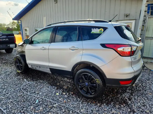 1FMCU9HD9JUA40063 — 2018 Ford Escape, фото 2 с аукциона Copart, Передняя часть