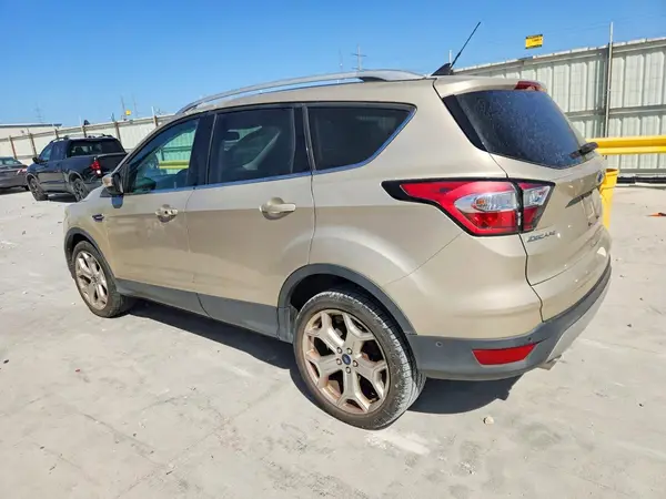 1FMCU9J99JUC05843 — 2018 Ford Escape, фото 2 с аукциона Copart, Передняя часть
