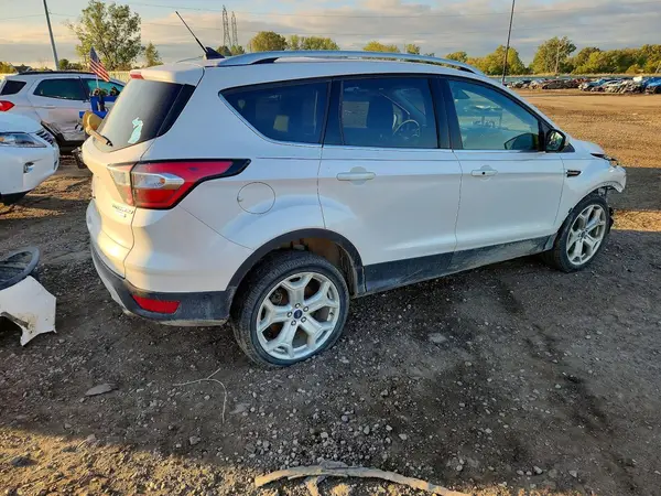 1FMCU9J90JUB71310 — 2018 Ford Escape, фото 3 с аукциона Copart, Передняя часть