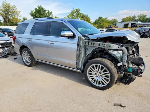 1FMJU1M80REA44011 — 2024 Ford Expedition, фото 4 с аукциона Copart, Передняя часть