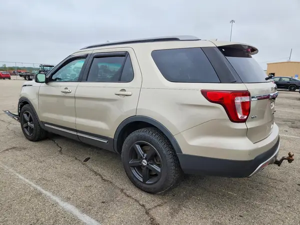 1FM5K8D88HGB54033 — 2017 Ford Explorer, фото 2 с аукциона Copart, Передняя часть
