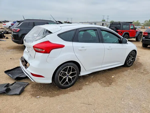 1FADP3K2XGL229121 — 2016 Ford Focus, фото 3 с аукциона Copart, Задняя часть