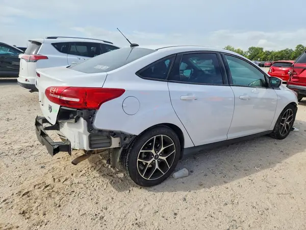 1FADP3H29HL269330 — 2017 Ford Focus, фото 3 с аукциона Copart, Передняя часть