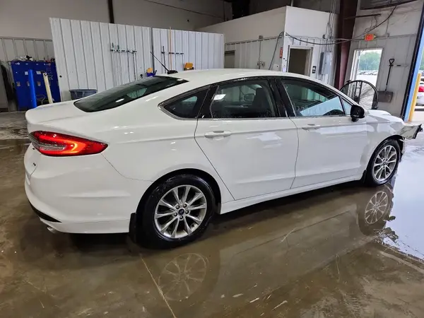 3FA6P0H70HR367392 — 2017 Ford Fusion, фото 3 с аукциона Copart, Передняя часть