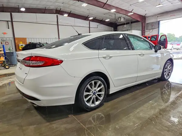 3FA6P0H73HR230768 — 2017 Ford Fusion, фото 3 с аукциона Copart, Передняя часть