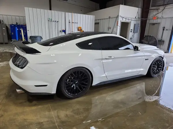 1FA6P8CF8H5323530 — 2017 Ford Mustang, фото 3 с аукциона Copart, Передняя часть