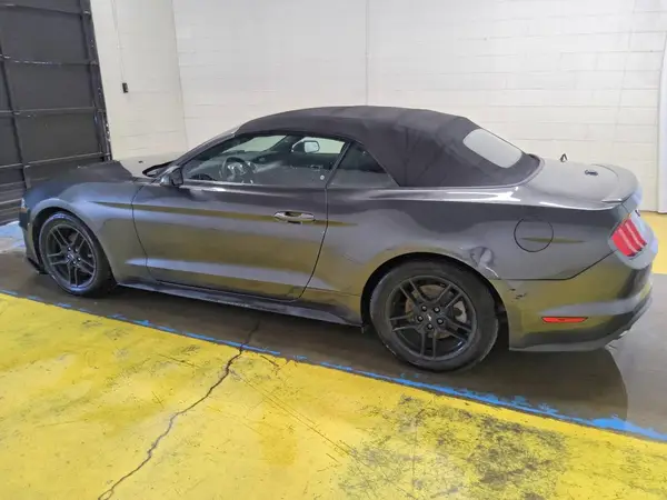 1FATP8UHXJ5155432 — 2018 Ford Mustang, фото 2 с аукциона Copart 06.10.2026, Мелкие вмятины и царапины