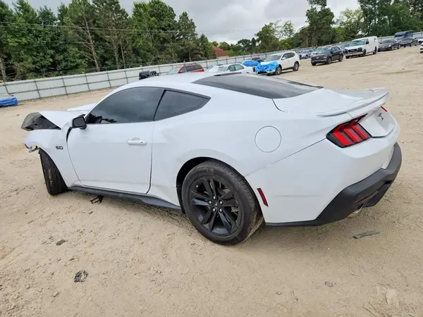 1FA6P8CF2R5428436 — 2024 Ford Mustang, фото 2 с аукциона Copart, Передняя часть