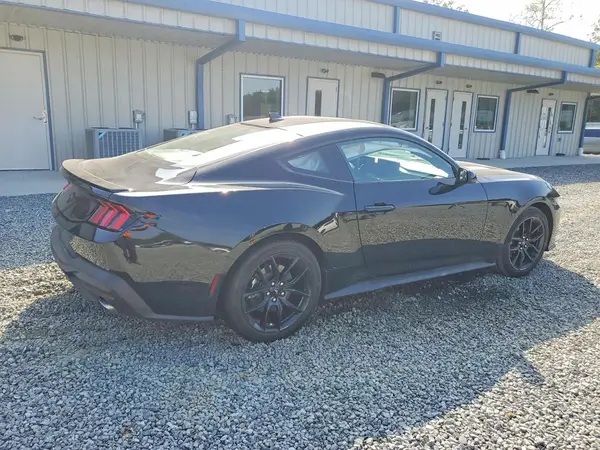 1FA6P8TH8S5132358 — 2025 Ford Mustang, фото 3 с аукциона Copart, Боковая часть