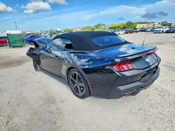 1FAGP8UH9S5121856 — 2025 Ford Mustang, фото 2 с аукциона Copart, Передняя часть