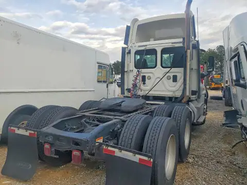 1FUJGEDV1GLGT2609 — 2016 Freightliner Cascadia 1, фото 4 с аукциона Copart 06.10.2026, Механические повреждения