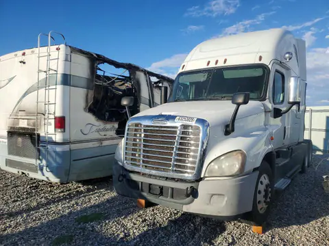 3AKJGLD5XGSHE3745 — 2016 Freightliner Cascadia 125, Пожар двигателя (Burn - Engine), фото до ремонта