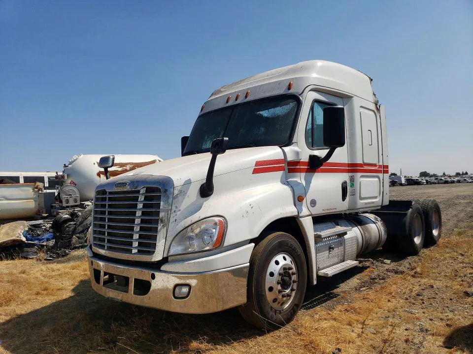 2018 Freightliner Cascadia 125 VIN 1FUJGLDV9JLKC7120 фото 1