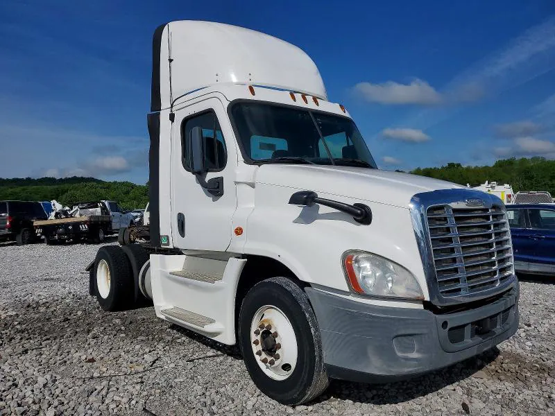 2014 Freightliner Cascadia VIN 1FUBGEDV4ELFW8390 фото 1