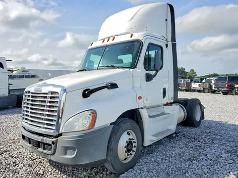 2014 Freightliner Cascadia VIN 1FUBGEDV4ELFW8390 фото 2