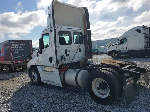 2014 Freightliner Cascadia VIN 1FUBGEDV4ELFW8390 фото 3