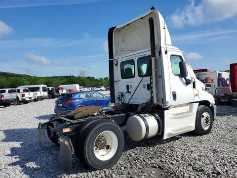 2014 Freightliner Cascadia VIN 1FUBGEDV4ELFW8390 фото 4