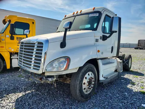 2015 Freightliner Cascadia VIN 1FUBGED56FLGL0454 фото 2