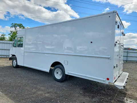 4UZAC2DV1GCHX0616 — 2016 Freightliner Chassis, фото 2 с аукциона Copart 06.10.2026, Мелкие вмятины и царапины