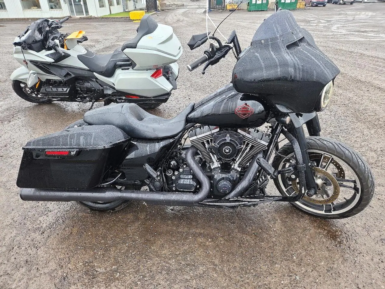 1HD1KRM1XFB619321 Harley-Davidson Street Glide 2015 — повреждение Мелкие вмятины и царапины, фото до ремонта