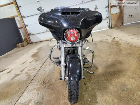 1HD1KBC19KB665662 — 2019 Harley-Davidson Street Glide, фото 2 с аукциона Copart, Повреждения со всех сторон