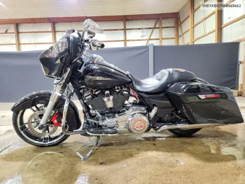 1HD1KBC19KB665662 — 2019 Harley-Davidson Street Glide, фото 3 с аукциона Copart, Повреждения со всех сторон