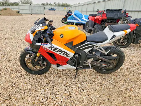 JH2PC40J7HK300230 — 2017 Honda CBR600, фото 3 с аукциона Copart 14.10.2026, Вандализм