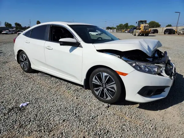 JHMFC1F33JX003278 — 2018 Honda Civic, фото 4 с аукциона Copart, Передняя часть