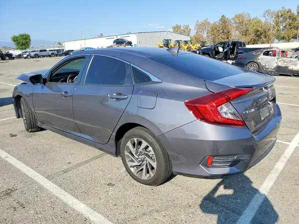 2HGFC2F77JH599396 — 2018 Honda Civic, фото 2 с аукциона Copart, Передняя часть