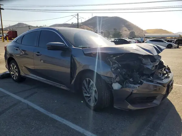 2HGFC2F77JH599396 — 2018 Honda Civic, фото 4 с аукциона Copart, Передняя часть