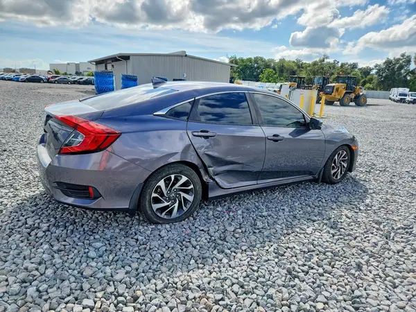 19XFC2F75JE001333 — 2018 Honda Civic, фото 3 с аукциона Copart, Боковая часть