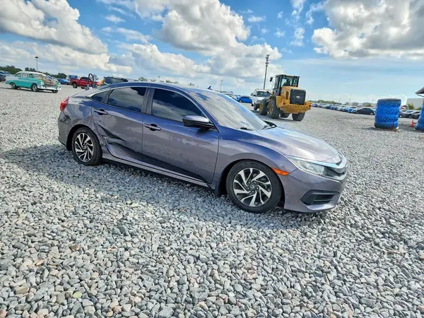 19XFC2F75JE001333 — 2018 Honda Civic, фото 4 с аукциона Copart, Боковая часть