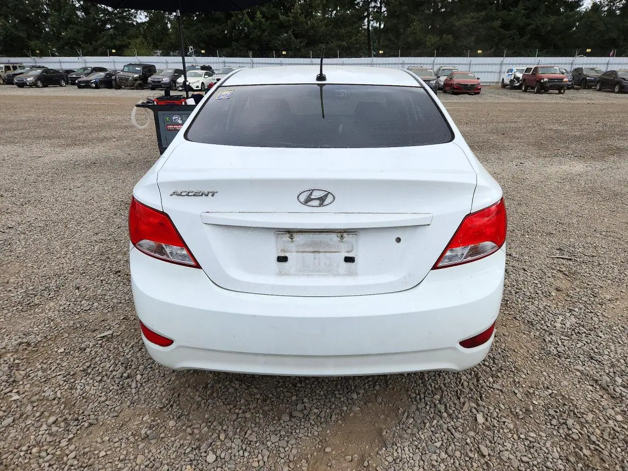 KMHCT4AE6GU111592 — 2016 Hyundai Accent, фото 6 с аукциона Copart, Вандализм
