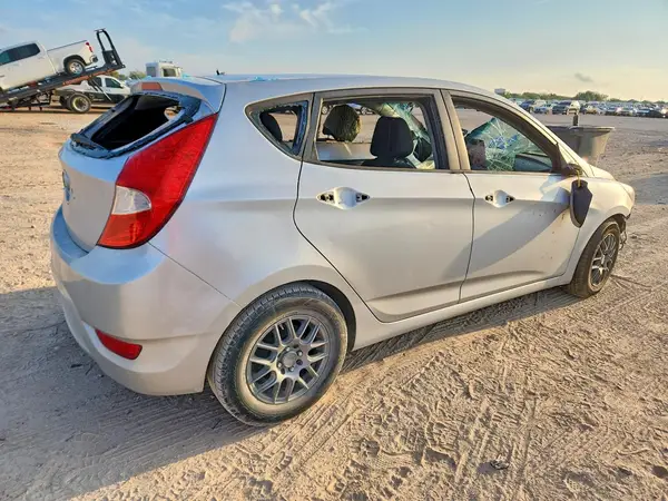 KMHCT5AE2HU320206 — 2017 Hyundai Accent, фото 3 с аукциона Copart, Передняя часть