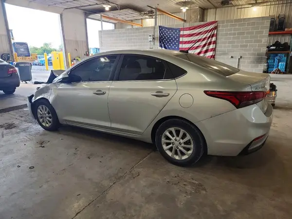 3KPC24A64ME145735 — 2021 Hyundai Accent, фото 2 с аукциона Copart, Передняя часть