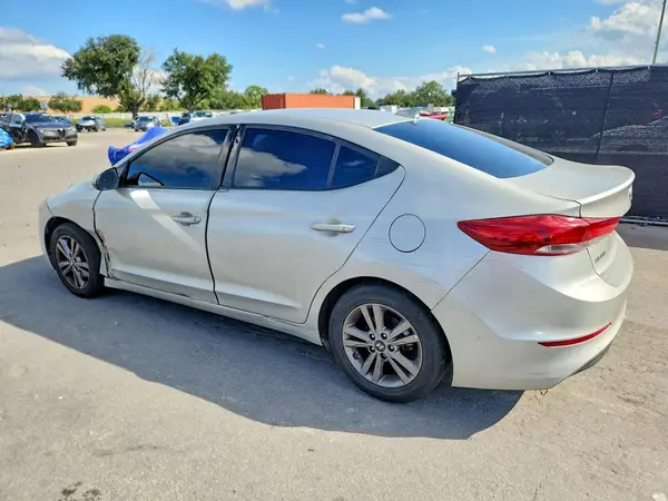 5NPD84LF8JH300939 — 2018 Hyundai Elantra, фото 2 с аукциона Copart, Боковая часть