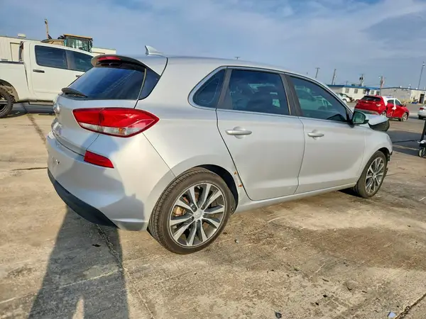 KMHH35LE7JU063035 — 2018 Hyundai Elantra, фото 3 с аукциона Copart, Передняя часть