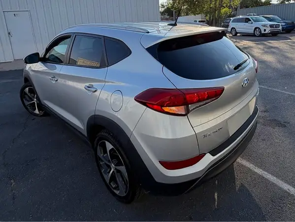 KM8J3CA27GU127355 — 2016 Hyundai Tucson, фото 3 с аукциона Copart 08.10.2026, Мелкие вмятины и царапины