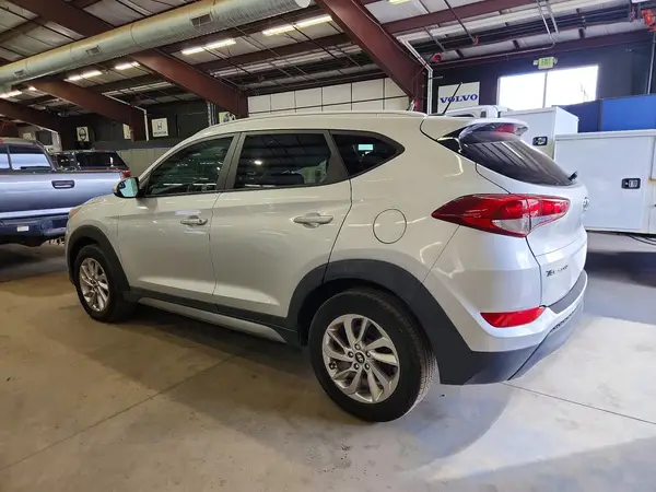 KM8J3CA44HU300395 — 2017 Hyundai Tucson, фото 2 с аукциона Copart 01.10.2026, Мелкие вмятины и царапины
